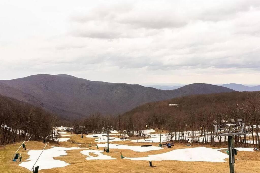 Diamond Adventure Slope Side With Foosball And Arcade At Wintergreen Resort Exterior photo